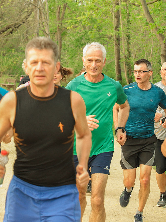 Eine Gruppe Jogger im Park